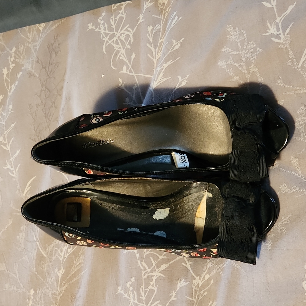 Xhiliration sz 9.5 heels - floral design on sides, peep toe with bow